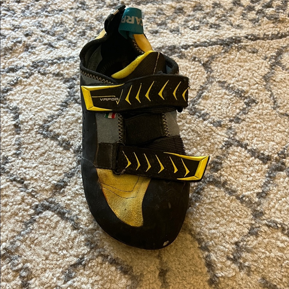Single right shoe- La sportiva vapor v 41.5